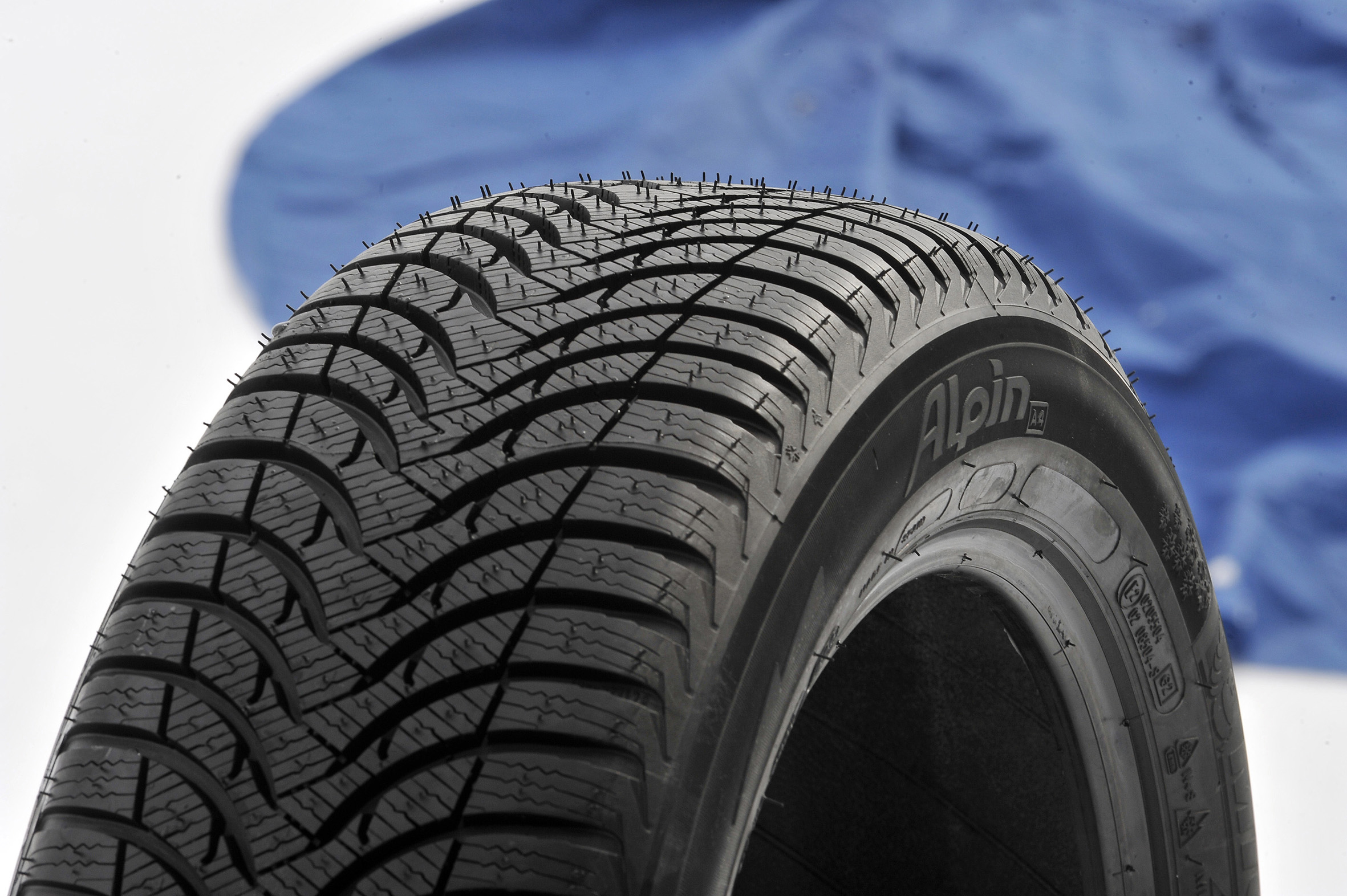 découvrez notre sélection de pneus d'hiver, spécialement conçus pour assurer votre sécurité sur routes enneigées et verglacées. profitez d'une adhérence optimale et d'une meilleure maniabilité pendant la saison froide. équipez votre véhicule avec des pneus de qualité pour des trajets sereins.