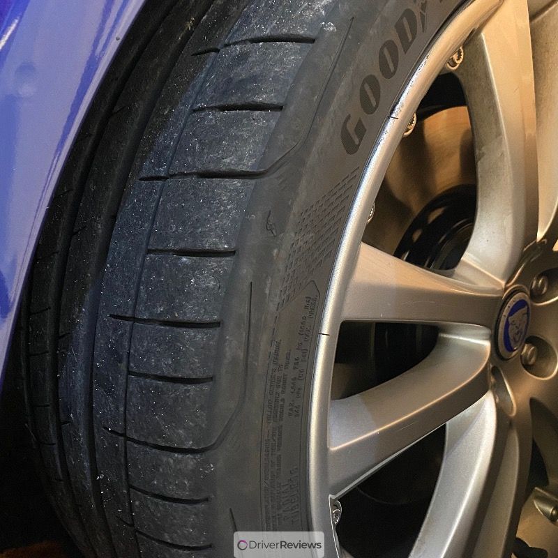 découvrez les performances exceptionnelles des pneus goodyear eagle f1, alliant adhérence optimale, stabilité et confort de conduite. idéal pour les amateurs de vitesse et de précision sur route, ces pneus vous garantissent une expérience de conduite inégalée.