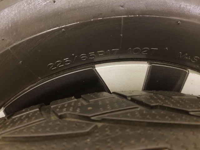 découvrez notre sélection de pneus adaptés pour toyota rav4, alliant performance, sécurité et confort. profitez de conseils d'experts pour choisir les meilleurs pneus pour votre véhicule tout-terrain et garantir une conduite optimale dans toutes les conditions.
