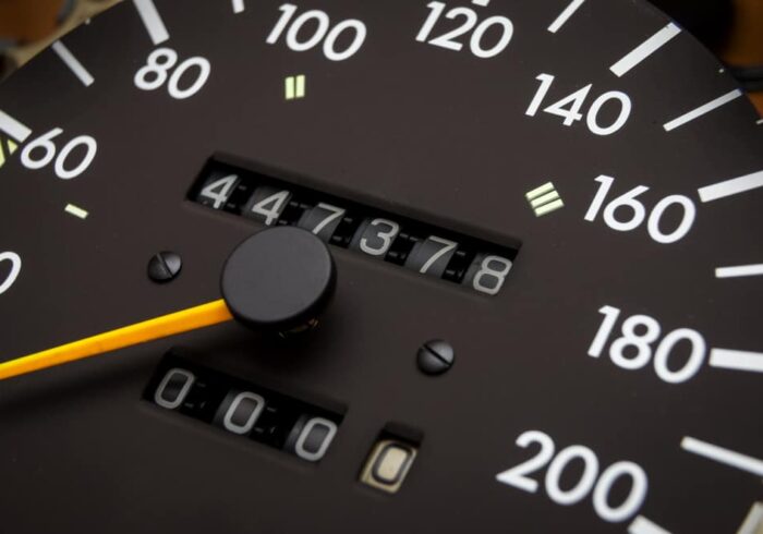 découvrez tout ce que vous devez savoir sur le kilométrage de votre voiture : comment le lire, son importance pour l'entretien et la revente, et des conseils pour le suivre efficacement. assurez-vous que votre véhicule reste en parfait état de fonctionnement.