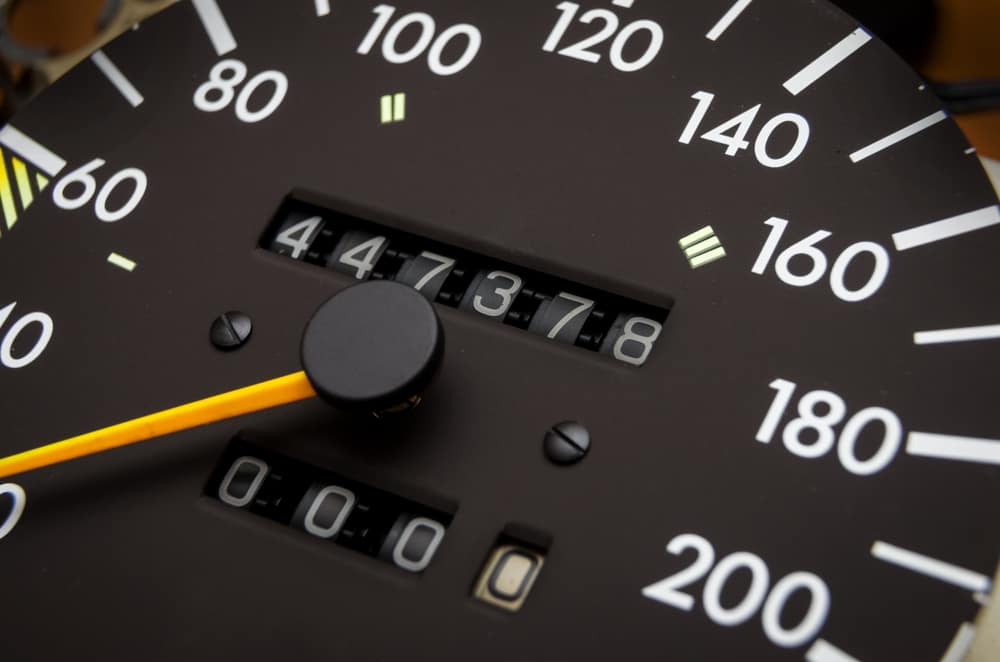 découvrez tout ce que vous devez savoir sur le kilométrage de votre voiture : comment le lire, son importance pour l'entretien et la revente, et des conseils pour le suivre efficacement. assurez-vous que votre véhicule reste en parfait état de fonctionnement.
