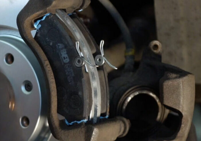 découvrez notre service de remplacement de plaquettes de frein, garantissant votre sécurité sur la route. profitez d'une intervention rapide et de matériaux de qualité pour assurer des performances optimales de freinage. prenez rendez-vous dès maintenant !