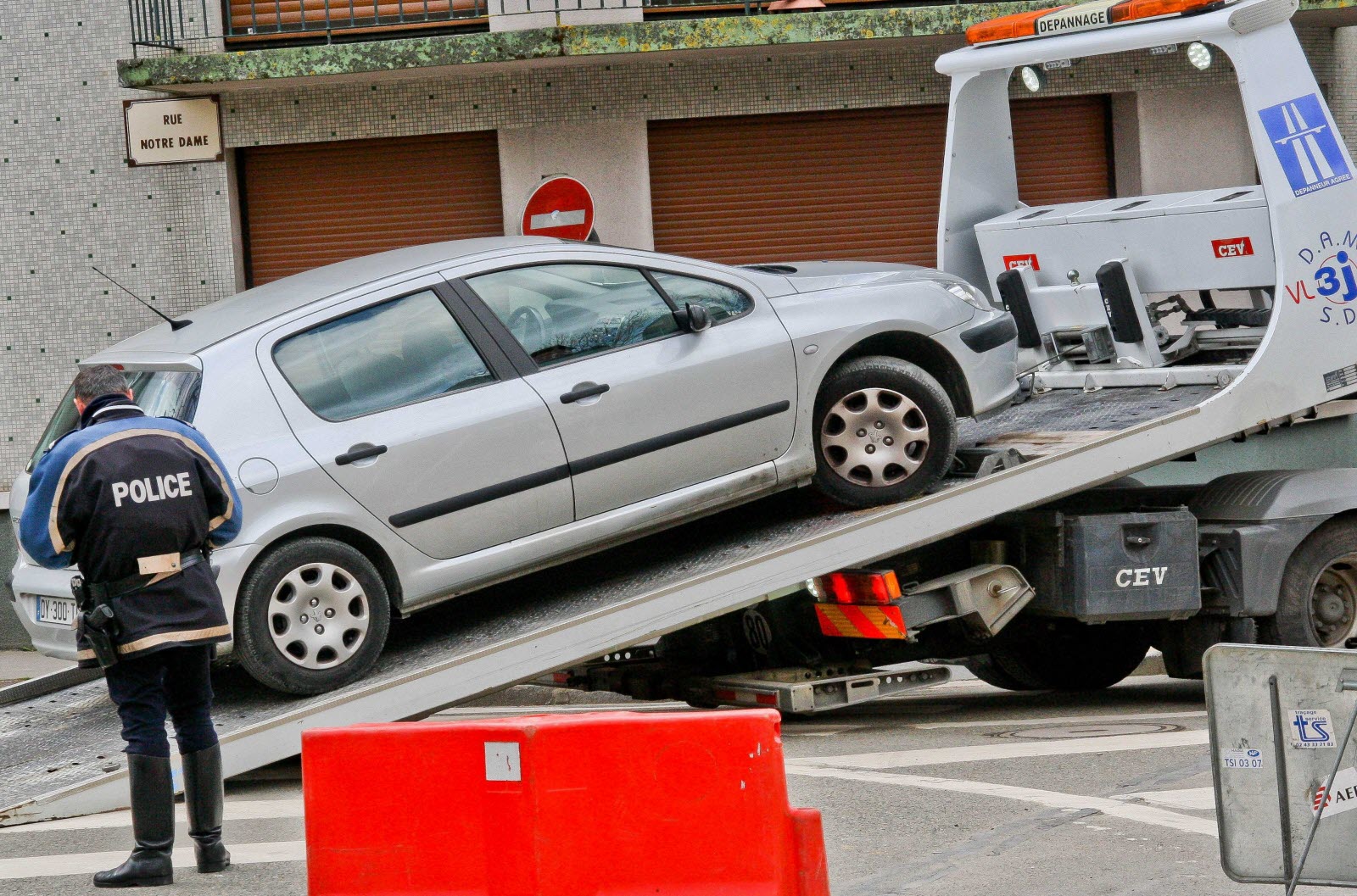 découvrez comment vérifier si votre voiture a été mise en fourrière. accédez aux démarches à suivre, aux sites utiles et aux conseils pratiques pour récupérer votre véhicule rapidement et facilement.