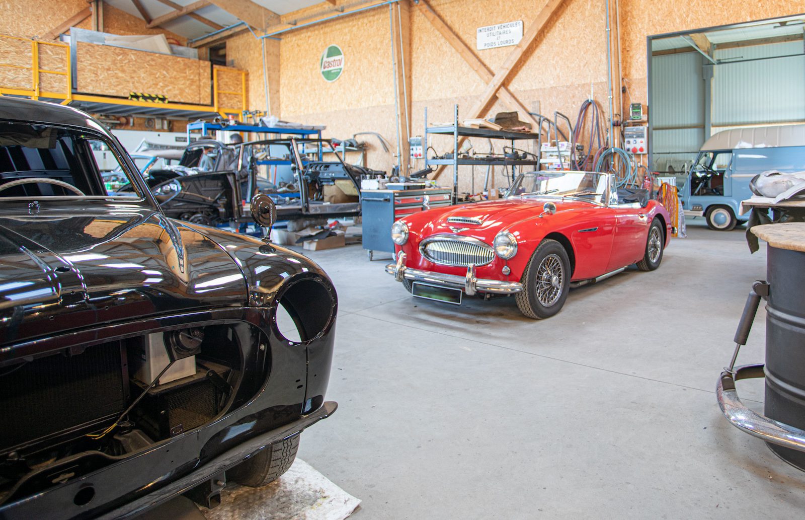 découvrez l'art de la restauration de voitures vintage : un voyage passionnant au cœur de l'automobile classique. apprenez les techniques de restauration, trouvez des conseils d'experts et révélez le potentiel caché de votre véhicule vintage.