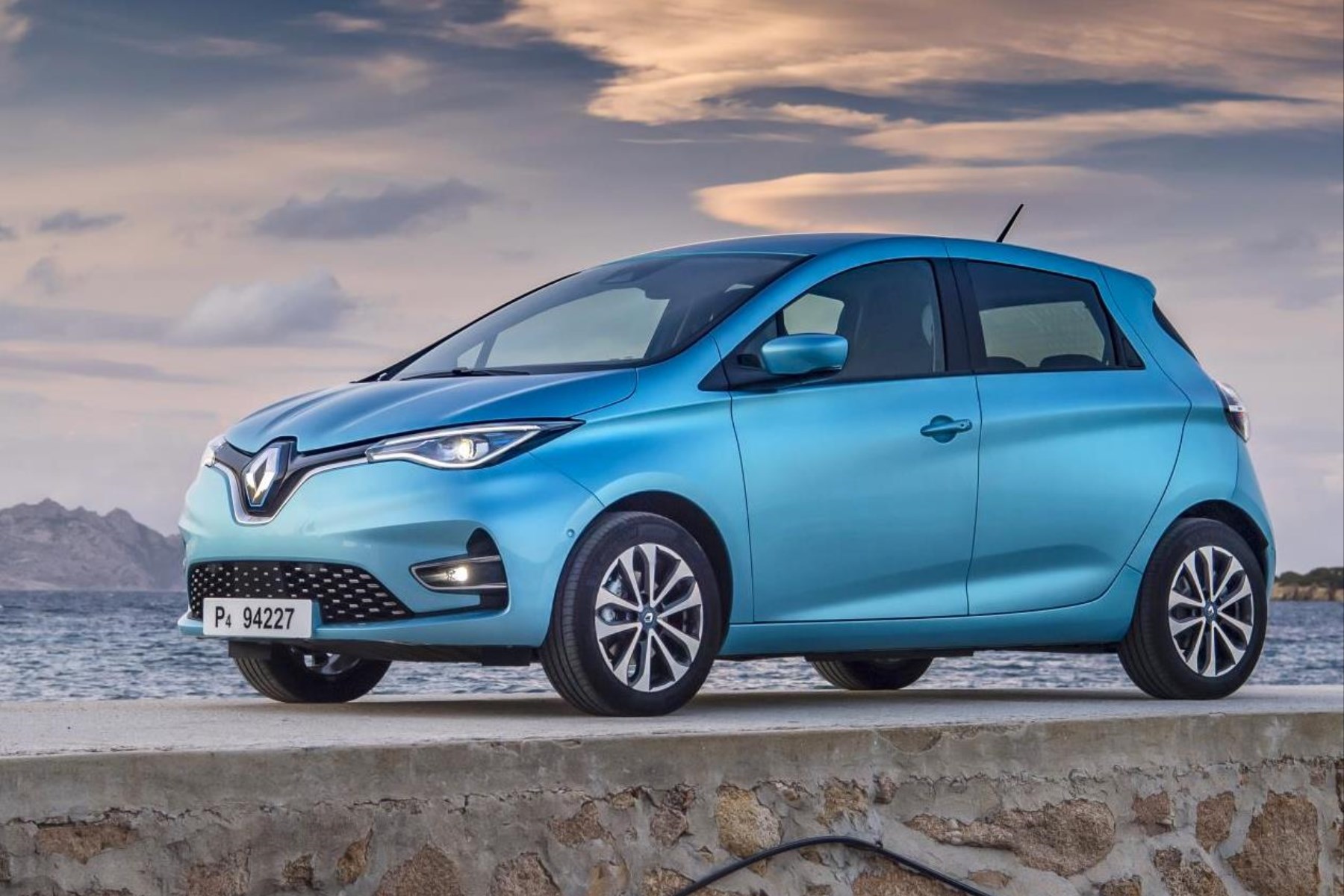 découvrez les pneus optimaux pour votre renault zoe afin d'améliorer la performance, la sécurité et le confort de conduite. choisissez parmi notre sélection de pneus adaptés pour maximiser l'autonomie de votre véhicule électrique.