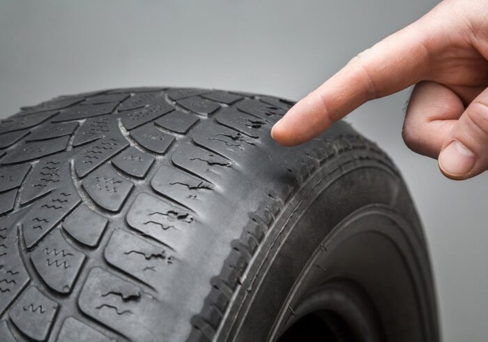 découvrez l'importance du suivi de l'usure de vos pneus pour garantir votre sécurité sur la route. apprenez à identifier les signes d'usure et à entretenir vos pneus efficacement pour prolonger leur durée de vie et améliorer vos performances de conduite.