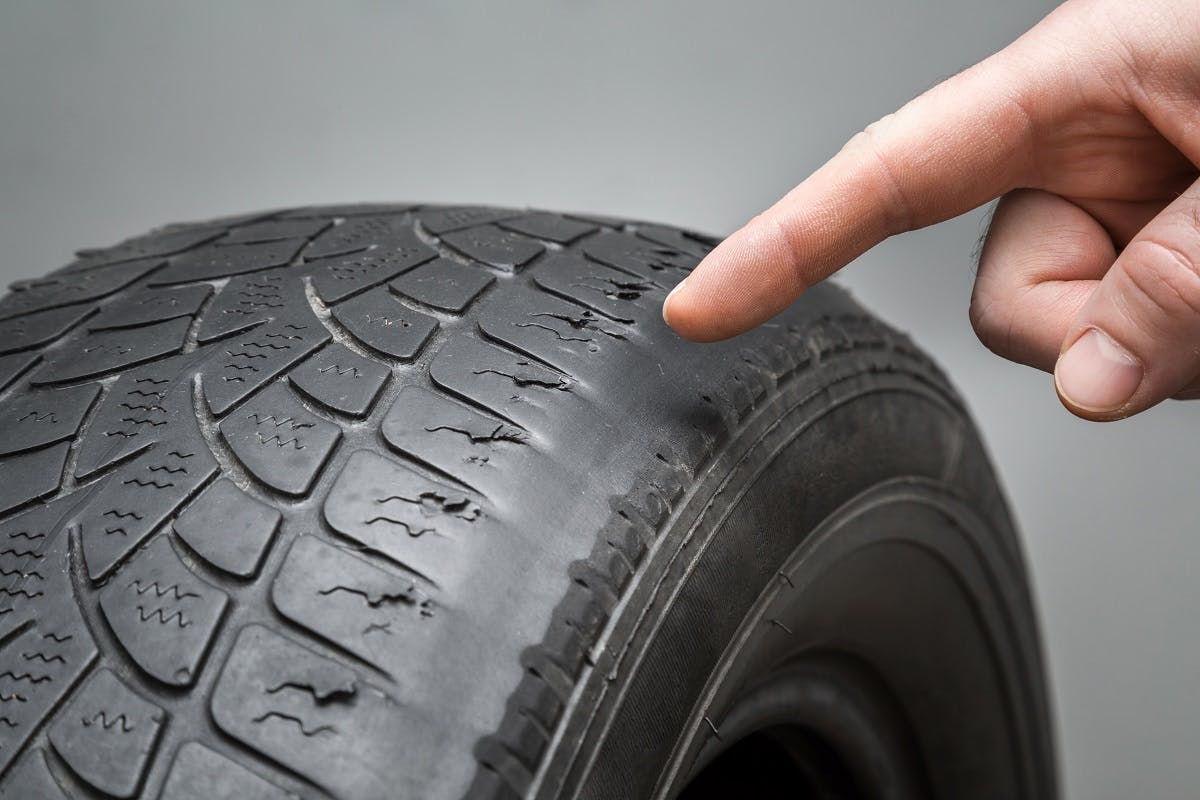 découvrez l'importance du suivi de l'usure de vos pneus pour garantir votre sécurité sur la route. apprenez à identifier les signes d'usure et à entretenir vos pneus efficacement pour prolonger leur durée de vie et améliorer vos performances de conduite.