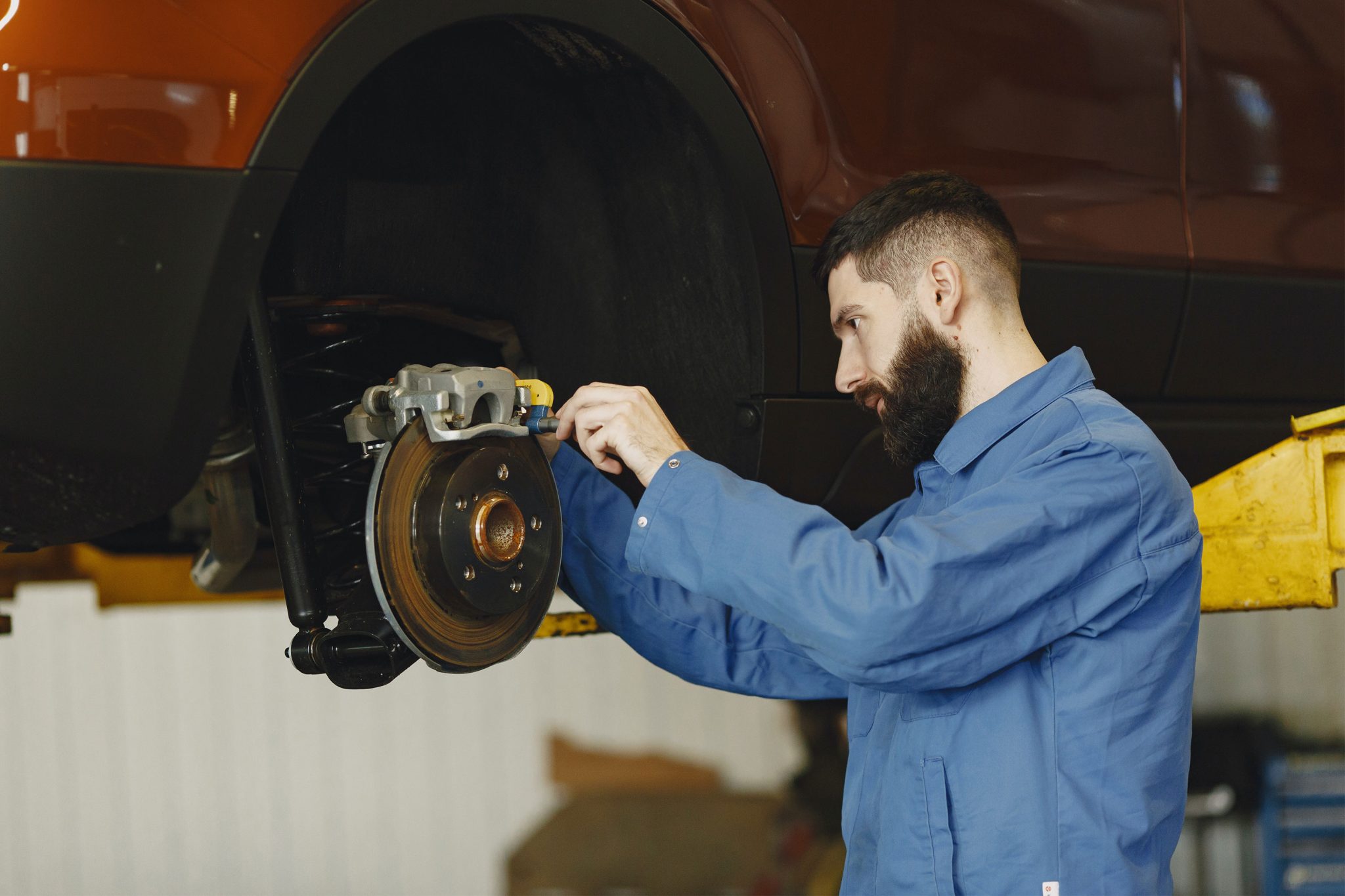 découvrez l'importance de l'entretien du système de freinage pour garantir votre sécurité sur la route. nos conseils et services adaptés vous aideront à assurer le bon fonctionnement de vos freins.