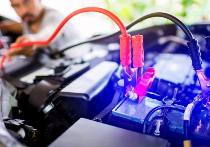 découvrez comment remplacer la batterie de votre voiture en toute simplicité avec notre guide pratique. économisez du temps et de l'argent tout en assurant le bon fonctionnement de votre véhicule. suivez nos étapes claires et conseils pour une installation réussie.