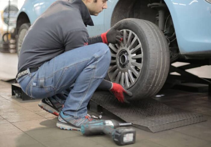 découvrez comment remplacer facilement le pneu de votre voiture avec nos conseils pratiques et astuces. optimisez votre sécurité sur la route et apprenez à effectuer cette opération de manière efficace.