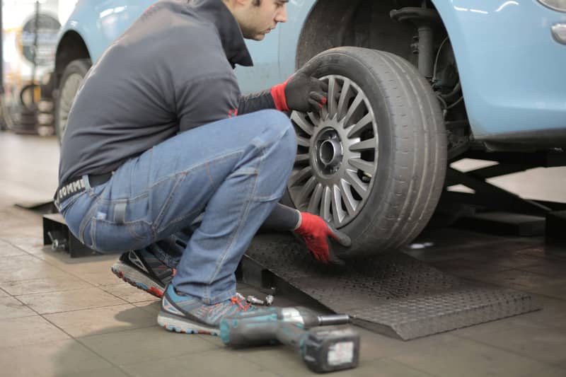 découvrez comment remplacer facilement le pneu de votre voiture avec nos conseils pratiques et astuces. optimisez votre sécurité sur la route et apprenez à effectuer cette opération de manière efficace.