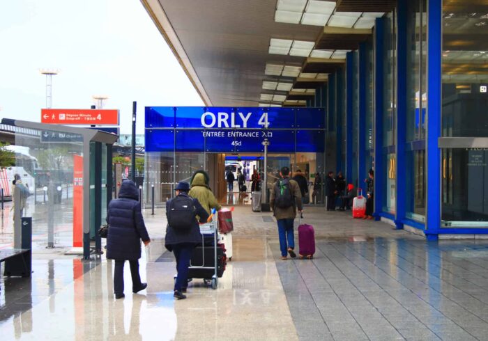 découvrez nos solutions de stationnement à l'aéroport d'orly pour un départ sans stress. profitez de tarifs compétitifs, de la proximité des terminaux et d'un service sécurisé pour votre véhicule durant votre voyage.