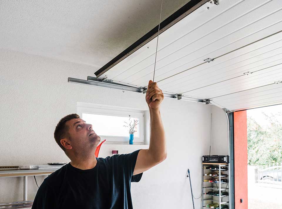 découvrez des astuces astucieuses et des conseils pratiques pour optimiser l'espace de votre garage. transformez votre garage en un espace de rangement organisé et fonctionnel tout en profitant de chaque mètre carré disponible.