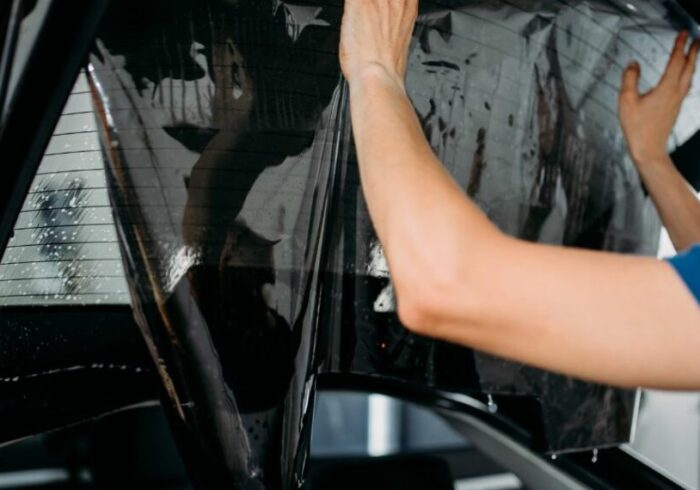découvrez les avantages des films teintés pour les vitres de votre voiture : protection contre les uv, réduction de la chaleur, sécurité accrue et amélioration du style. transformez votre expérience de conduite tout en préservant votre intimité.
