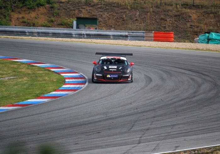 découvrez notre sélection de circuits de voiture passionnants pour vivre des sensations fortes. que vous soyez amateur de courses ou simplement en quête de loisirs en famille, trouvez le circuit idéal pour des moments inoubliables sur quatre roues.