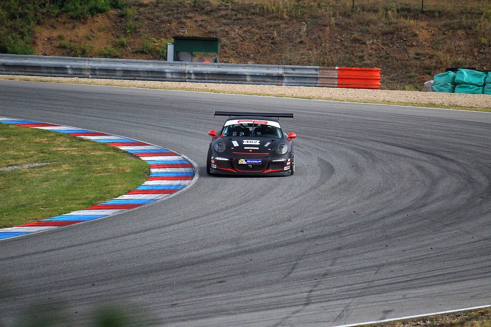 découvrez notre sélection de circuits de voiture passionnants pour vivre des sensations fortes. que vous soyez amateur de courses ou simplement en quête de loisirs en famille, trouvez le circuit idéal pour des moments inoubliables sur quatre roues.