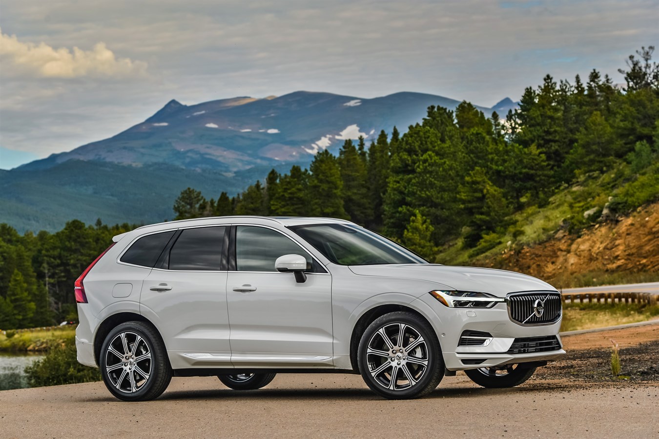 découvrez notre sélection de pneus spécialement conçus pour le volvo xc60. offrez à votre véhicule un confort de conduite optimal et une sécurité renforcée grâce à des pneus adaptés à tous types de conditions. explorez nos options et trouvez le pneu idéal pour votre volvo xc60.