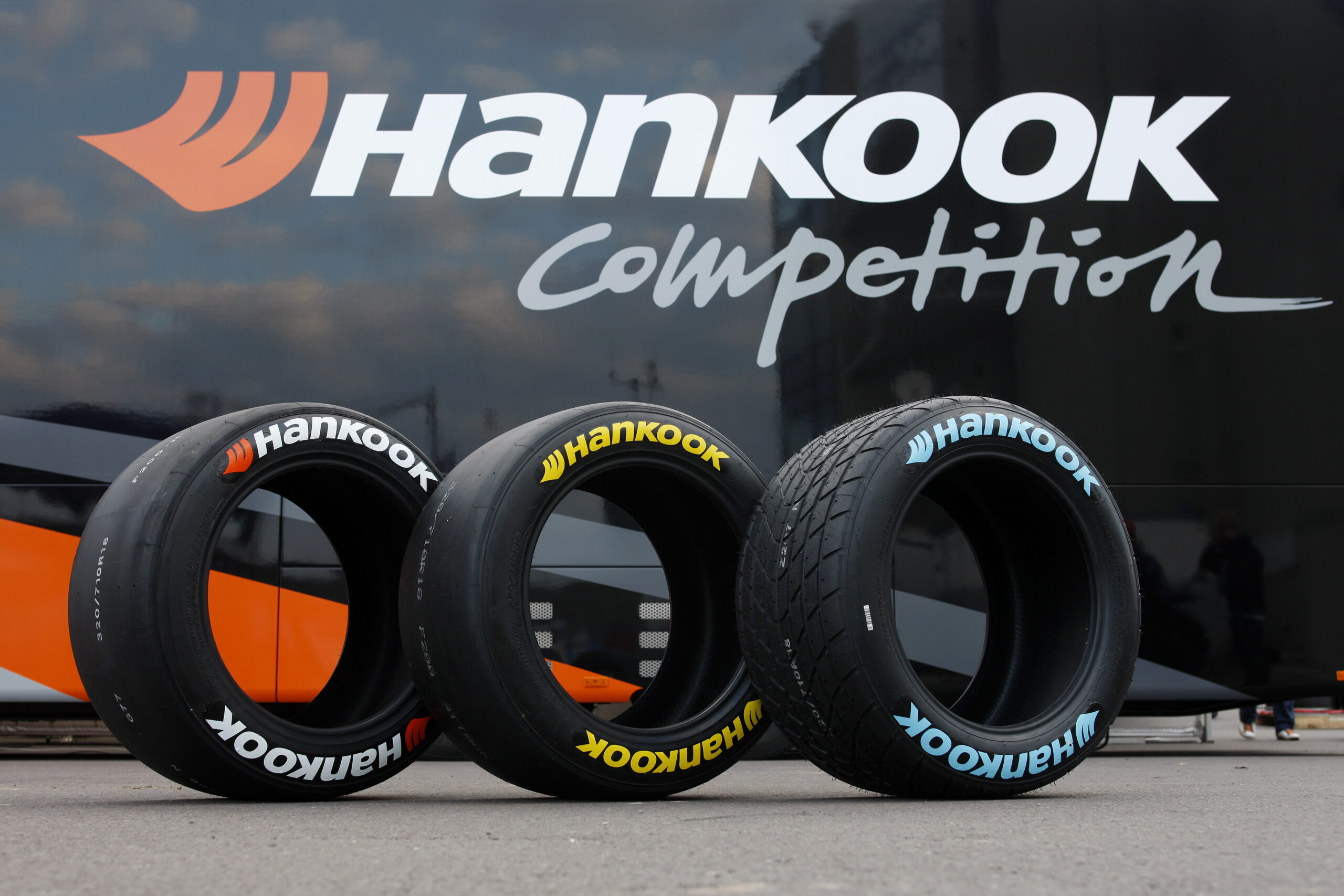 découvrez les pneus hankook, alliant performance, sécurité et durabilité. que ce soit pour la conduite en ville ou sur route, trouvez le bon modèle adapté à votre véhicule et profitez d'une expérience de conduite optimale avec des pneus conçus pour répondre à toutes vos attentes.