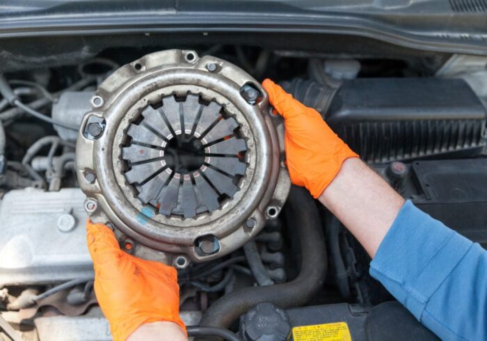 découvrez tout ce qu'il faut savoir sur l'embrayage de voiture : son rôle, son fonctionnement, les signes d'usure et comment bien l'entretenir pour garantir la performance et la sécurité de votre véhicule.