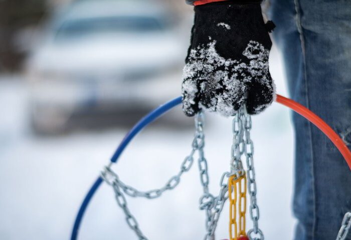 découvrez les différences essentielles entre les pneus neige et les chaînes à neige pour optimiser votre sécurité et votre confort sur la route. apprenez quand et pourquoi choisir l'un ou l'autre selon les conditions hivernales.