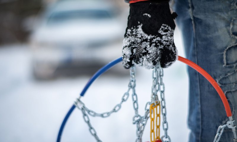 découvrez les différences essentielles entre les pneus neige et les chaînes à neige pour optimiser votre sécurité et votre confort sur la route. apprenez quand et pourquoi choisir l'un ou l'autre selon les conditions hivernales.