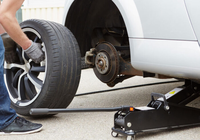 découvrez notre service de remplacement de pneus, rapide et professionnel. assurez votre sécurité sur la route avec des pneus adaptés à votre véhicule et à votre style de conduite. profitez de notre expertise et de tarifs compétitifs pour un passage en atelier serein.