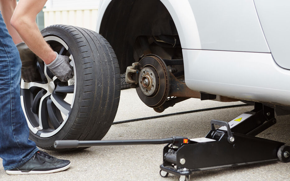 découvrez notre service de remplacement de pneus, rapide et professionnel. assurez votre sécurité sur la route avec des pneus adaptés à votre véhicule et à votre style de conduite. profitez de notre expertise et de tarifs compétitifs pour un passage en atelier serein.