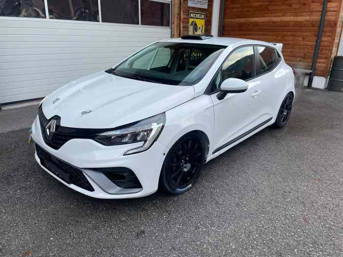 découvrez notre sélection de pneus adaptés à la renault clio v, offrant performance, sécurité et confort de conduite. choisissez parmi une gamme variée pour optimiser votre véhicule.