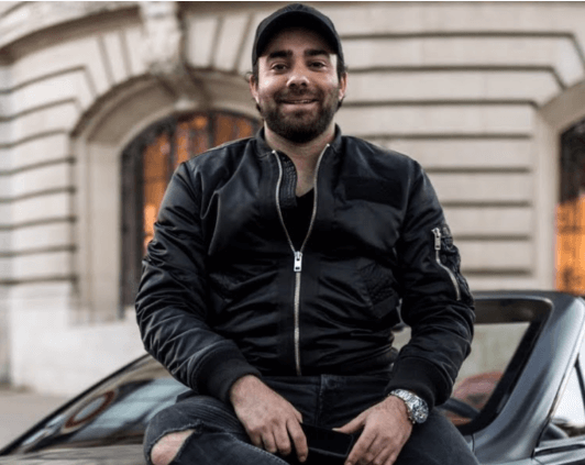 découvrez le parcours inspirant d'akram ojjeh junior, une figure montante dans son domaine, alliant passion et expertise pour faire la différence.