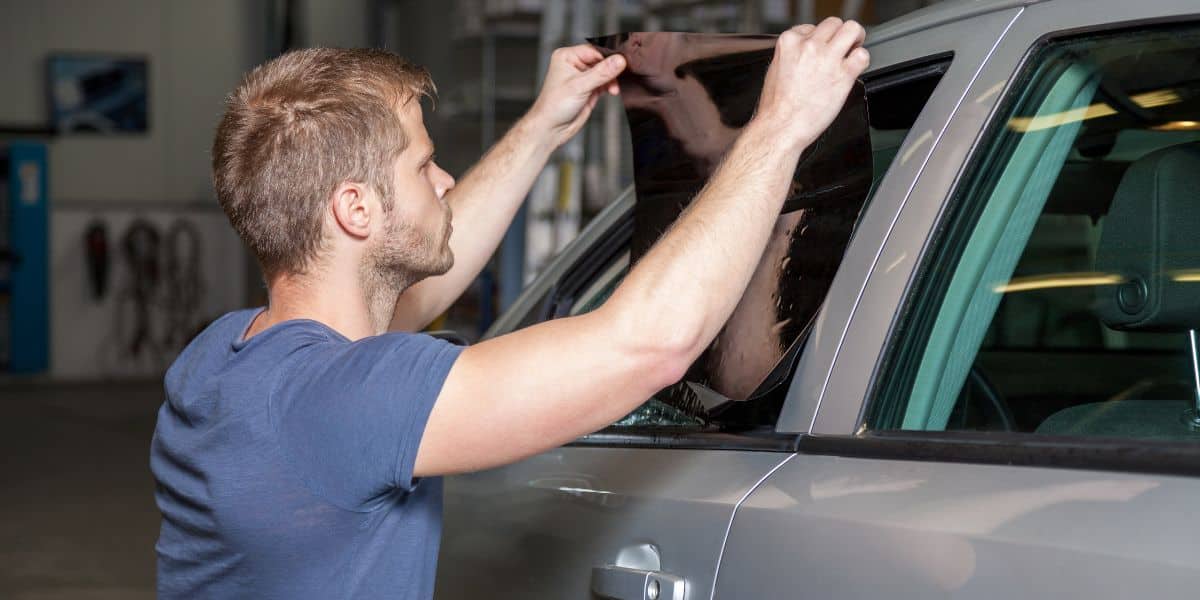 découvrez les nombreux avantages des films teintés pour les vitres de votre voiture : protection contre les uv, réduction de la chaleur, amélioration de l'esthétique et plus de confidentialité lors de vos trajets. optez pour une conduite plus agréable et sécurisée avec des vitres teintées adaptées à vos besoins.