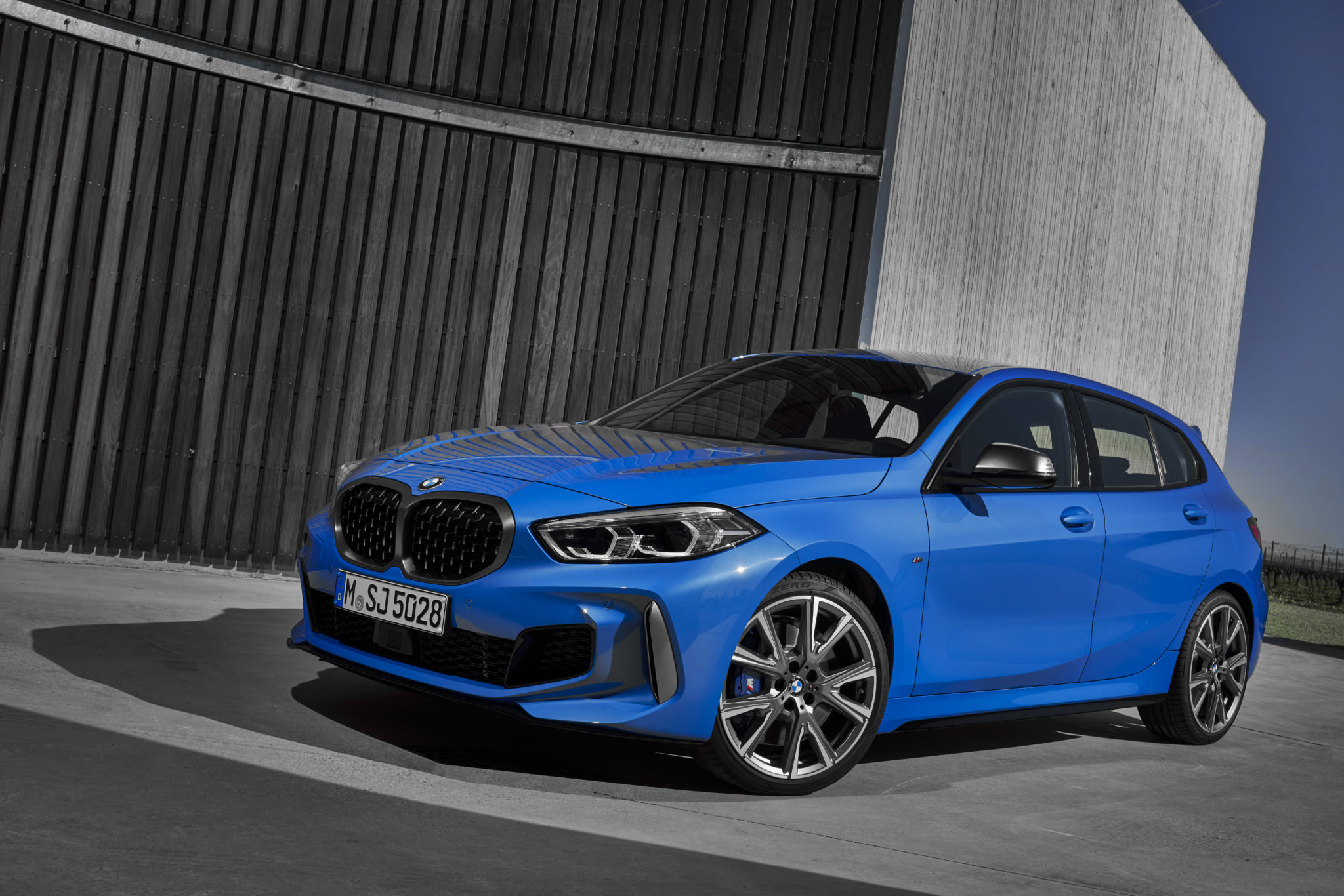 découvrez pourquoi la bmw série 1 pourrait ne pas être le choix idéal pour votre prochaine voiture. consultez notre analyse détaillée des problèmes courants, des performances et des alternatives à considérer avant d'acheter.