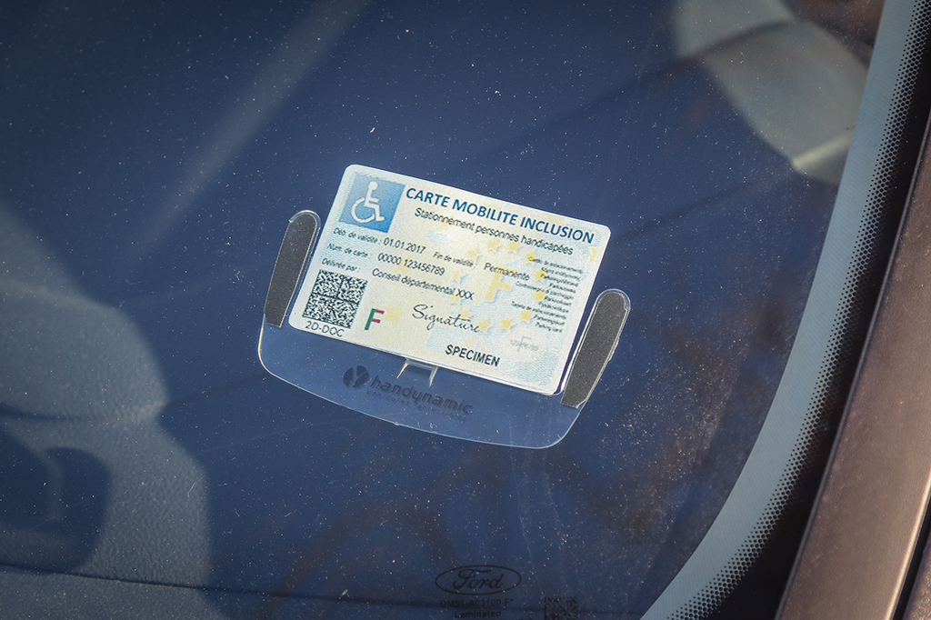 découvrez comment obtenir votre carte de stationnement résident pour faciliter vos déplacements en ville. procédures, avantages et zones de validité détaillés pour un stationnement serein près de chez vous.