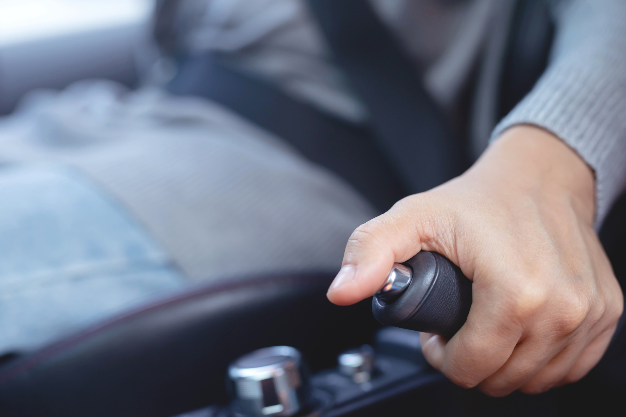 découvrez les principales causes pouvant déclencher le témoin du frein à main sur votre véhicule. nous vous expliquons comment identifier les problèmes liés au freinage et assurer votre sécurité sur la route.
