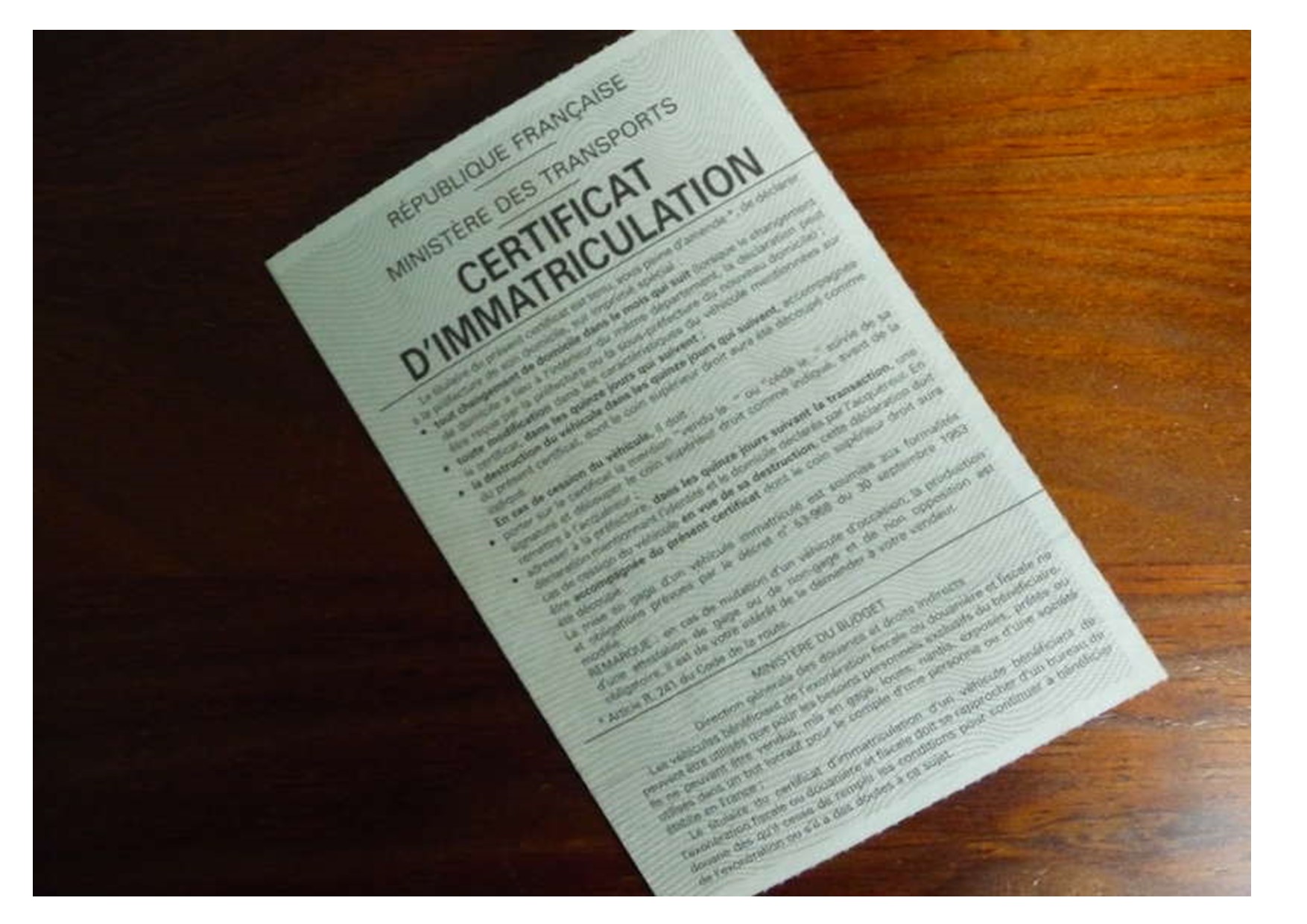 obtenez toutes les informations essentielles sur le certificat d'immatriculation : son importance, les démarches à suivre pour l'obtenir et les conséquences en cas de non-conformité. assurez-vous de bien comprendre ce document indispensable pour circuler légalement sur les routes.