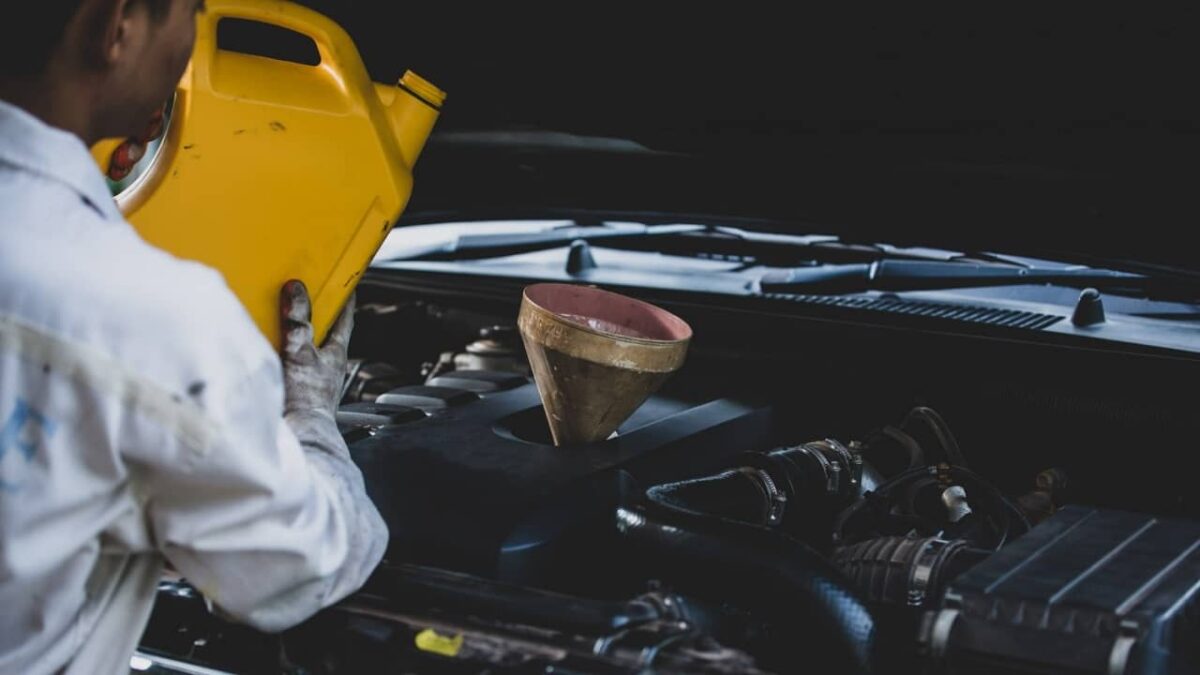 découvrez comment changer l'huile moteur de votre véhicule en toute simplicité. suivez nos conseils pratiques pour assurer le bon fonctionnement de votre moteur et prolonger sa durée de vie.