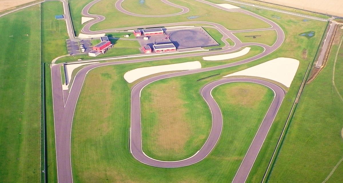 découvrez nos circuits voiture passionnants, adaptés à tous les niveaux, pour une expérience de conduite inoubliable. testez votre adrénaline sur des pistes techniques et sécurisées tout en profitant de moments de défi et de plaisir automobile.