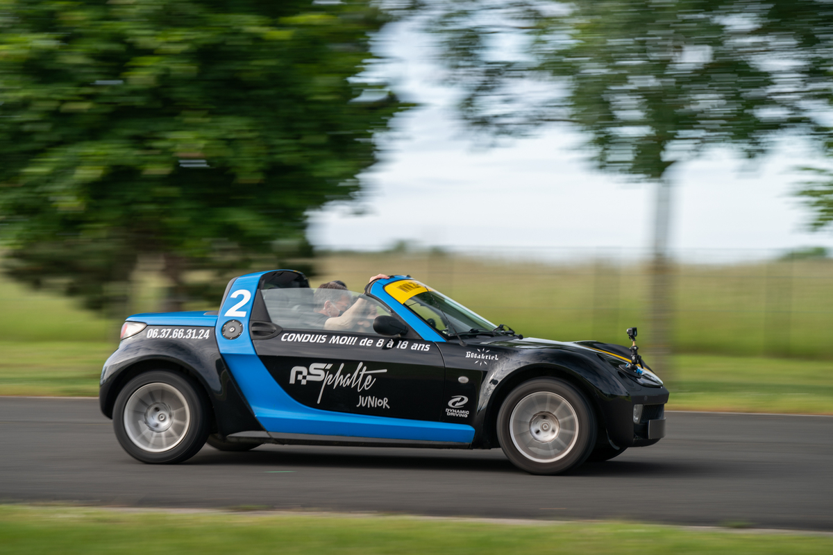 découvrez notre guide complet pour un stage de conduite sur circuit. apprenez les techniques des pilotes professionnels, améliorez vos compétences de pilotage et vivez des sensations fortes sur des pistes adaptées. parfait pour tous les niveaux, des débutants aux experts.