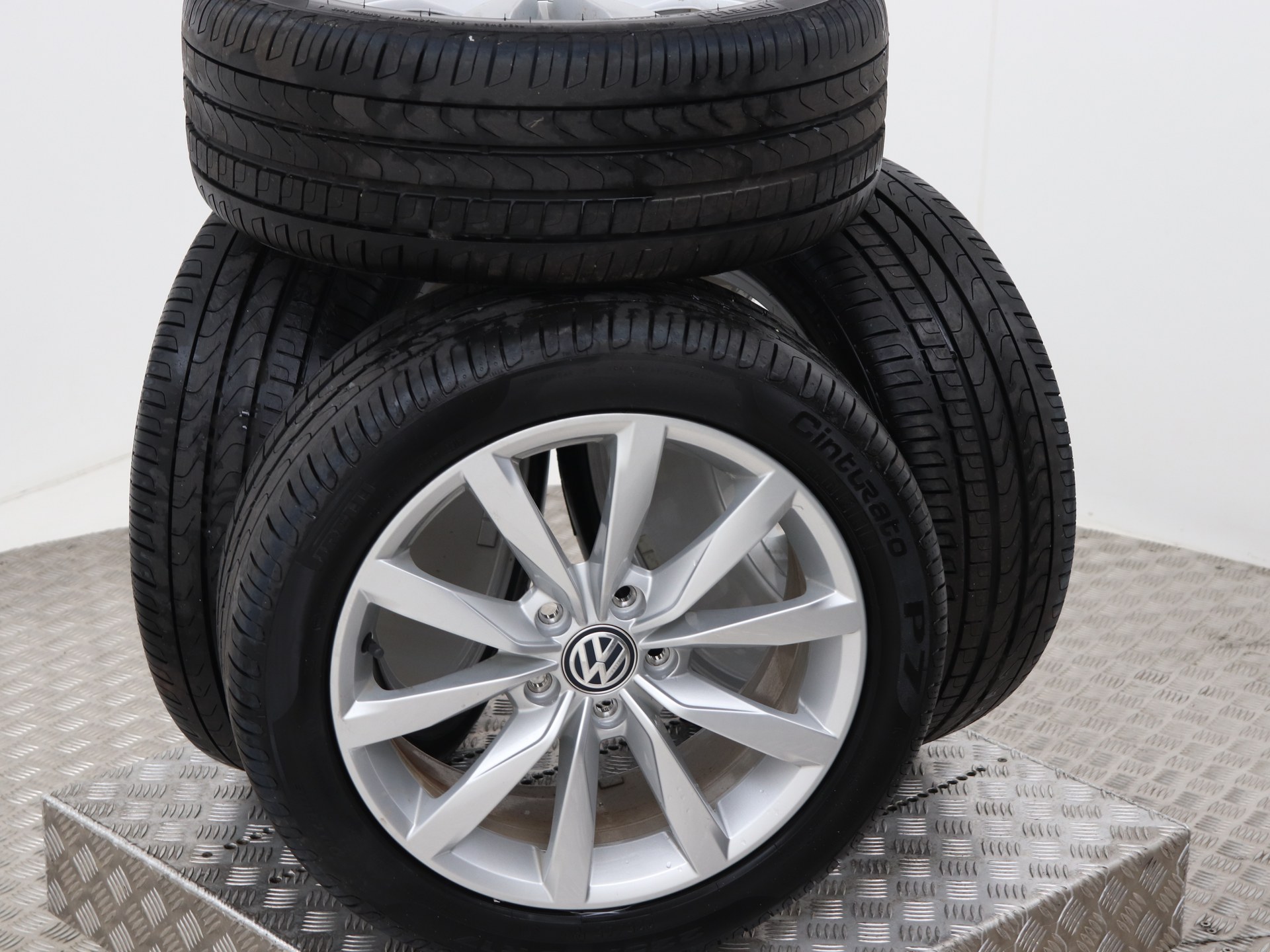 découvrez les dimensions des pneus pour volkswagen golf, un guide essentiel pour choisir les bonnes tailles et améliorer la performance de votre véhicule. trouvez les informations nécessaires pour un ajustement parfait et une conduite en toute sécurité.