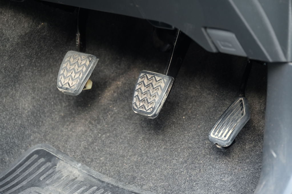découvrez tout ce que vous devez savoir sur l'embrayage de votre voiture : fonctionnement, symptômes d'usure, conseils d'entretien et guide de réparation pour garantir une conduite fluide et sécurisée.