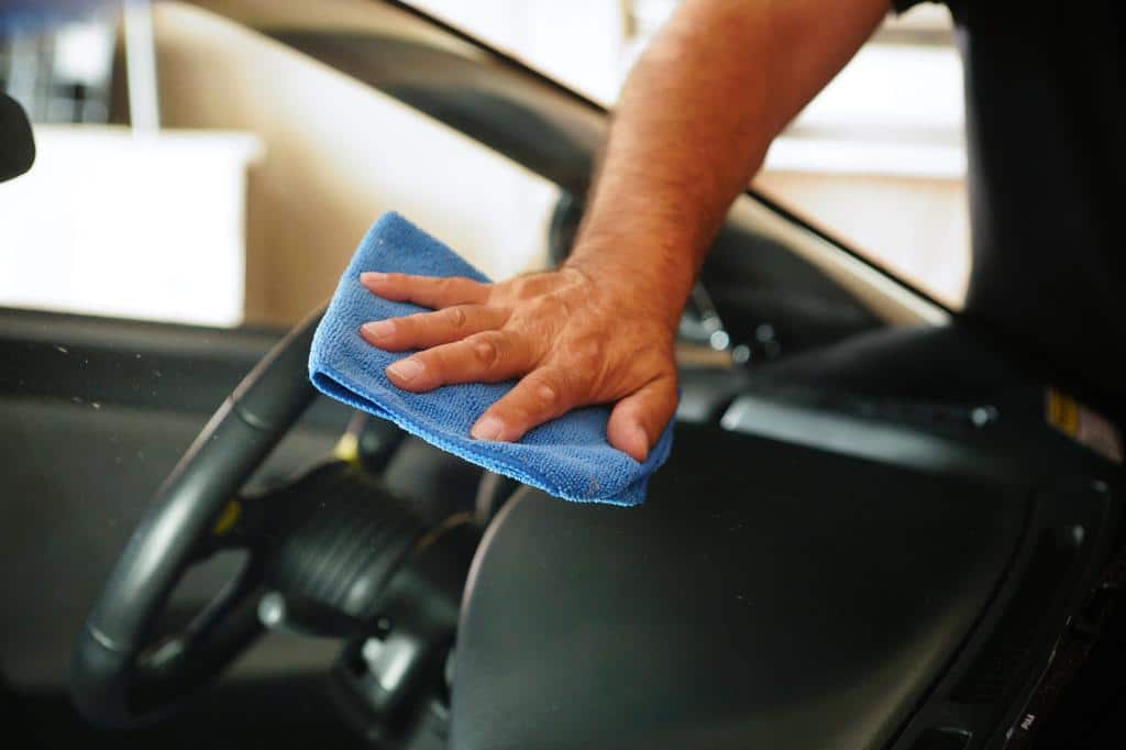 assurez la sécurité de votre conduite avec un entretien régulier de votre pare-brise. découvrez nos conseils pour nettoyer, réparer et protéger efficacement votre vitrage automobile, afin de garantir une visibilité optimale sur la route.