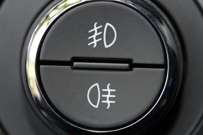 découvrez l'importance des feux de brouillard pour une conduite sécurisée par temps brumeux. apprenez à les utiliser efficacement et à comprendre leur fonctionnement pour améliorer votre visibilité et votre sécurité sur la route.