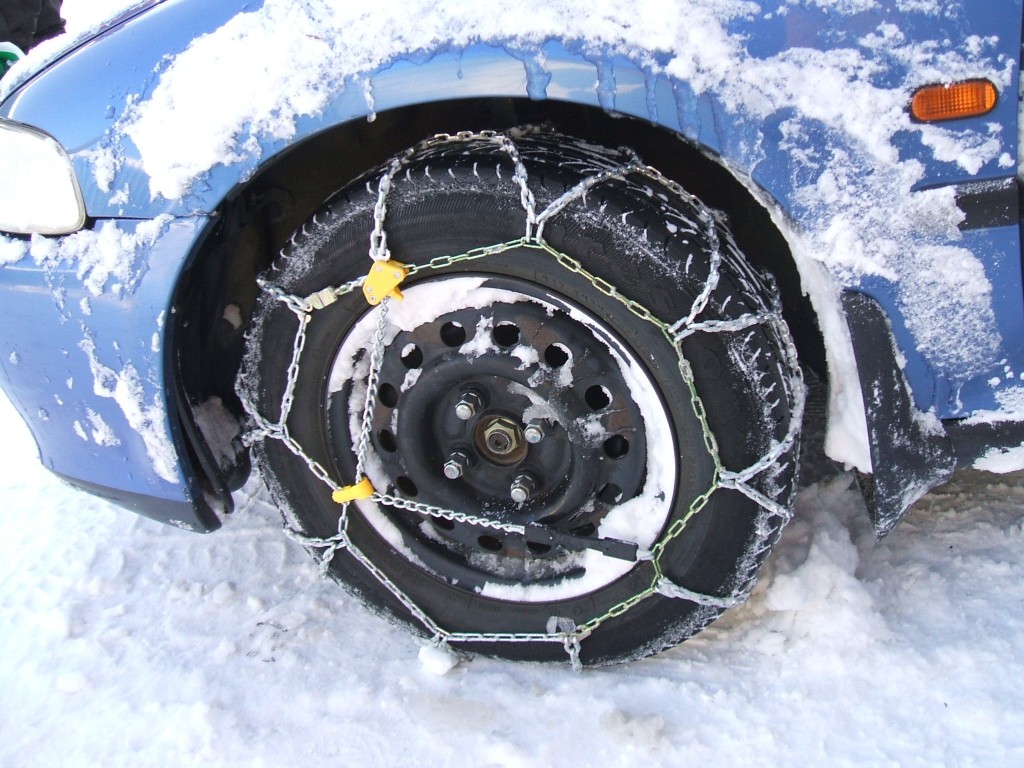 découvrez notre guide complet sur les chaînes à neige : conseils d'achat, types disponibles et instructions de montage pour rouler en toute sécurité sur des routes enneigées.