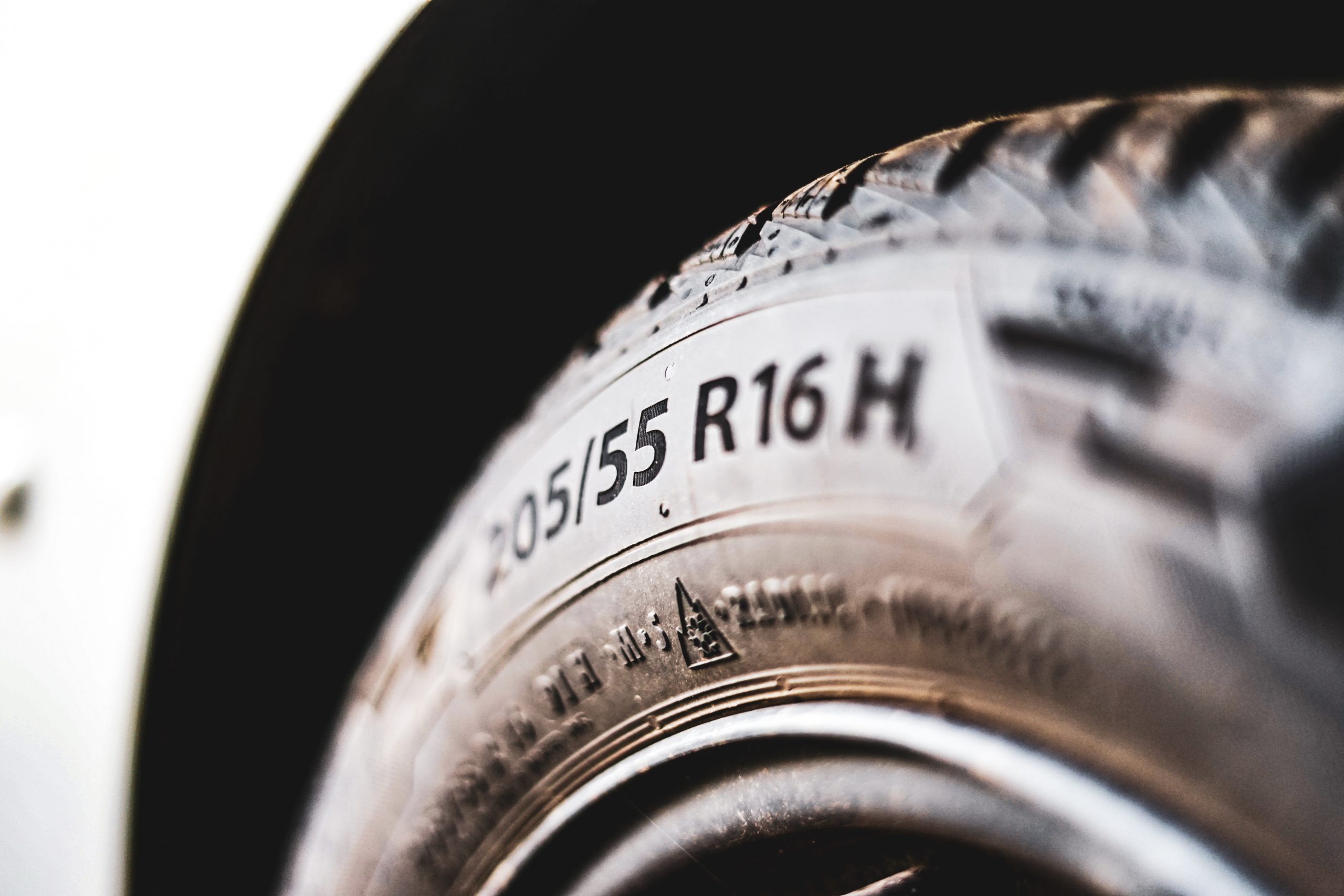 découvrez notre guide complet sur les pneus : conseils d'achat, types de pneus, astuces d'entretien et recommandations pour améliorer votre sécurité sur la route.