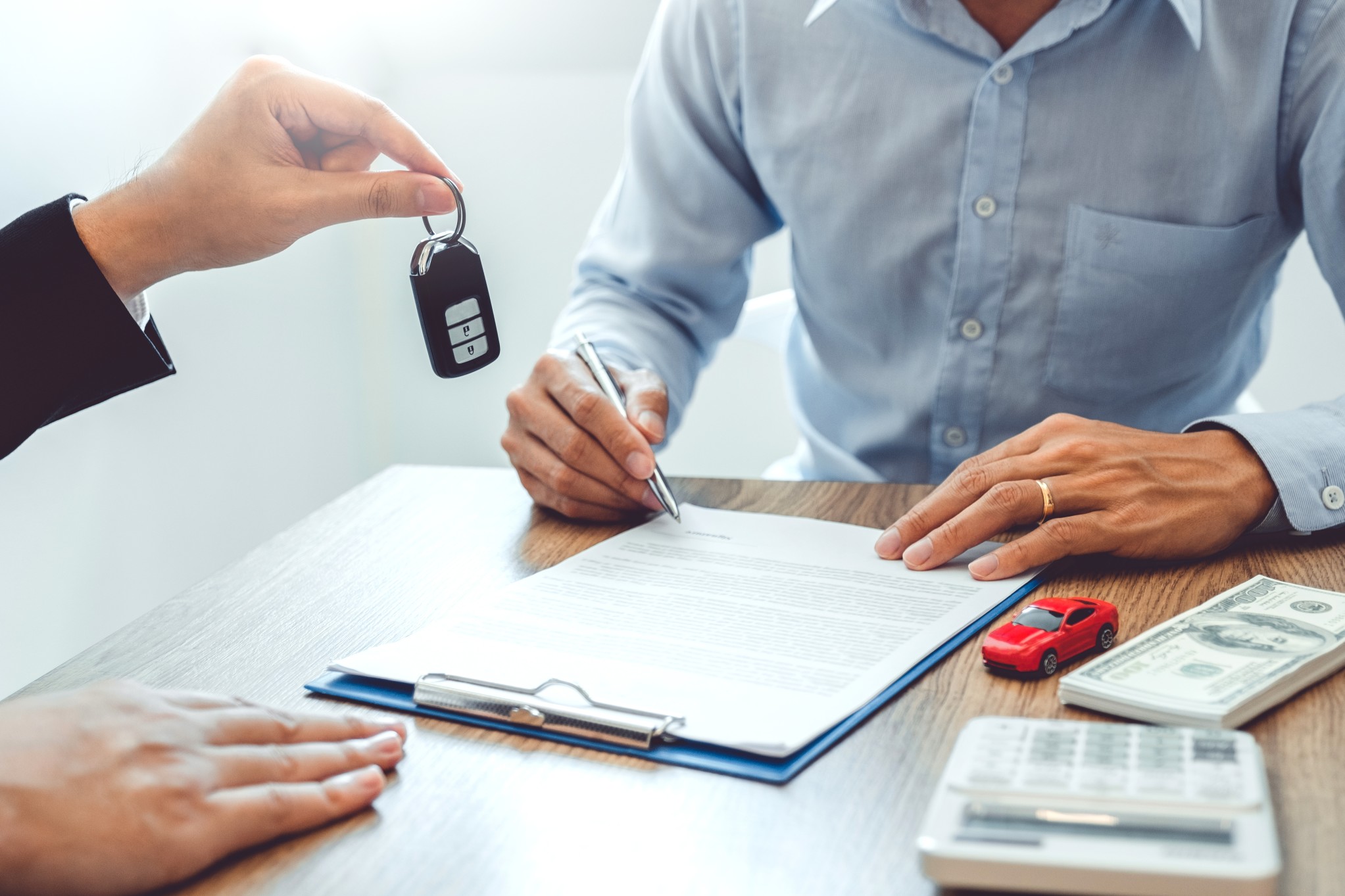 découvrez notre guide complet pour réussir la vente de votre voiture. obtenez des conseils pratiques sur l'évaluation de votre véhicule, la rédaction d'annonces accrocheuses et la négociation efficace, afin de maximiser vos chances de vendre rapidement et au meilleur prix.