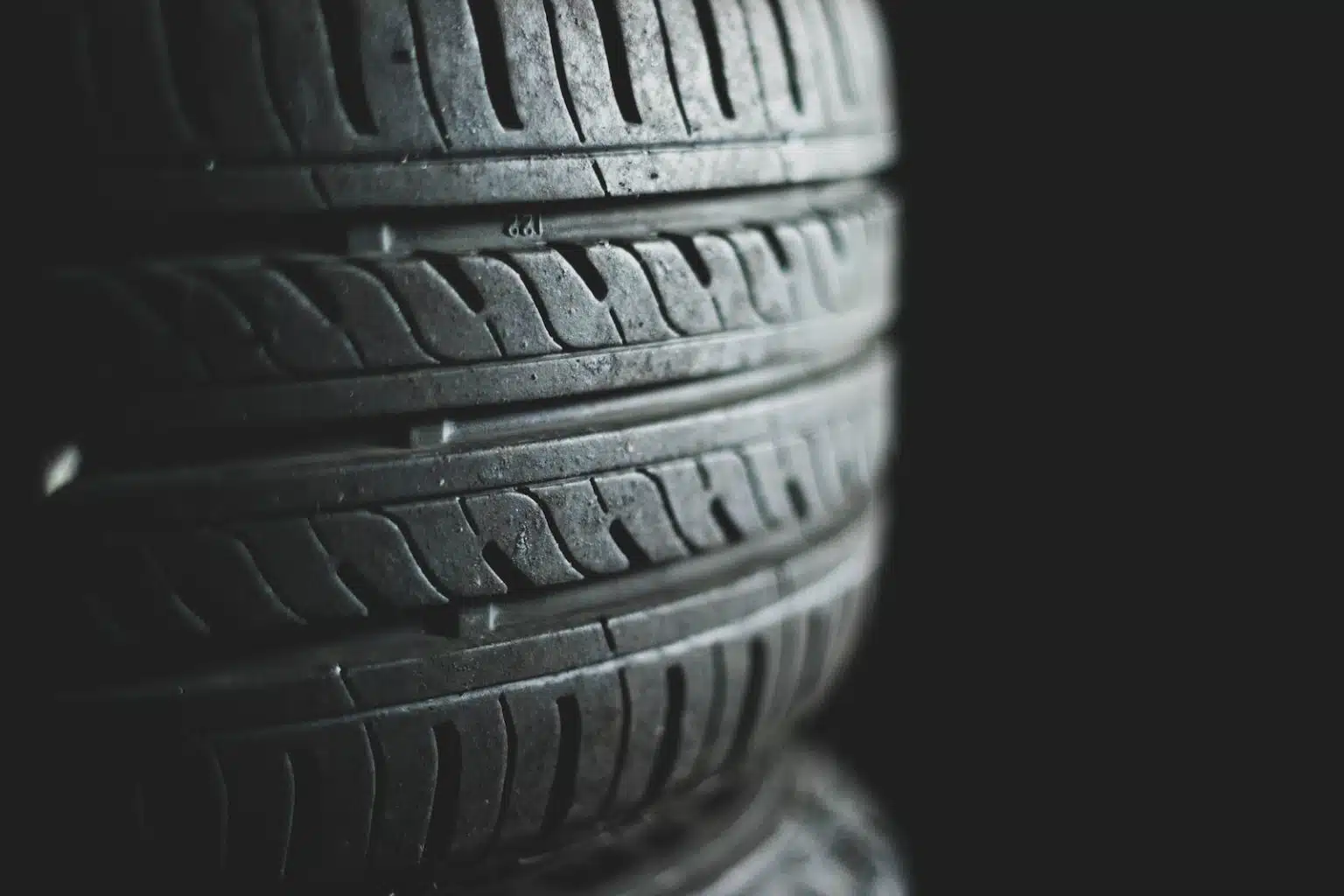 découvrez l'importance cruciale des pneus pour la sécurité et la performance de votre véhicule. apprenez comment le choix et l'entretien des pneus peuvent influencer votre confort, la consommation de carburant et la tenue de route. ne négligez pas cet élément essentiel de votre conduite.