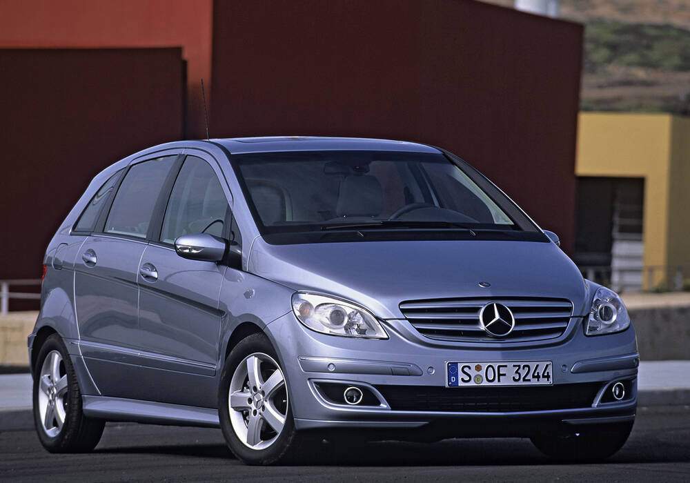 découvrez les modèles mercedes, alliant luxe, performance et innovation. explorez notre gamme variée de berlines, suv et sportives, conçues pour offrir une expérience de conduite incomparable. trouvez le modèle qui vous convient le mieux et laissez-vous séduire par l'élégance et la technologie mercedes.