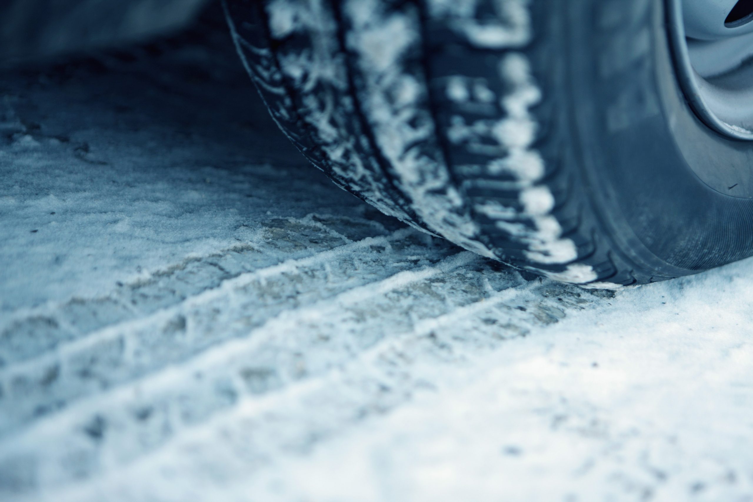découvrez notre sélection de pneus hiver essentiels, conçus pour garantir votre sécurité sur routes enneigées et verglacées. profitez d'une adhérence optimale et d'une conduite confortable même dans les conditions les plus difficiles. ne laissez pas l'hiver vous surprendre, équipez-vous dès maintenant!