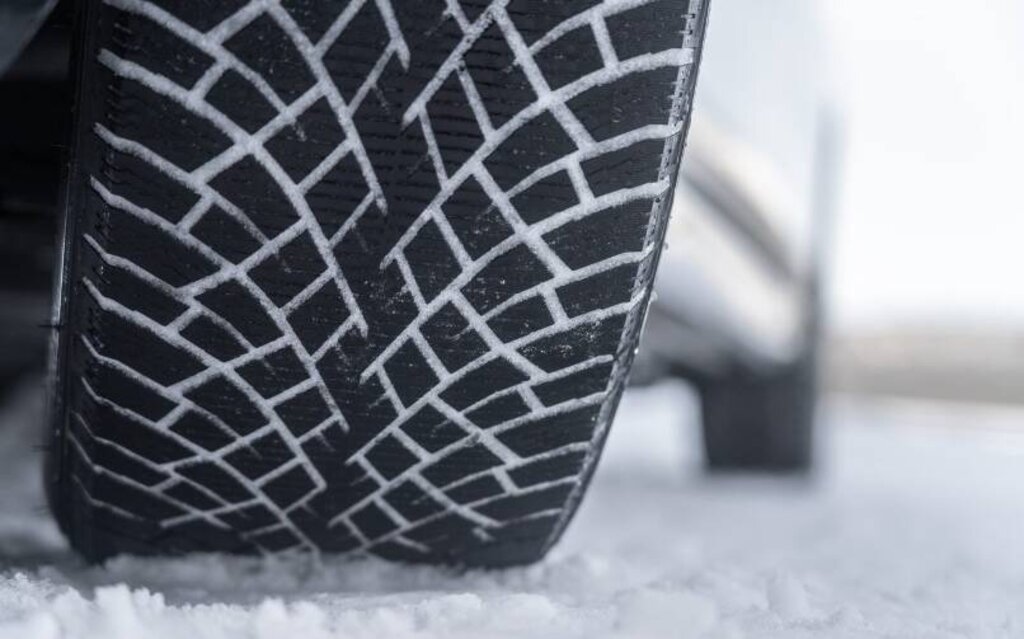 découvrez notre sélection de pneus hiver essentiels, garantissant sécurité et performance sur routes enneigées. préparez votre véhicule pour l'hiver et affrontez les conditions climatiques extrêmes avec confiance.