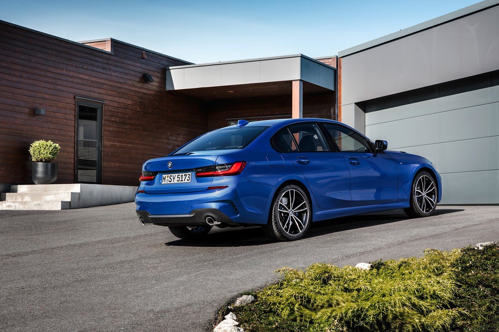 découvrez notre sélection de pneus pour bmw série 3, alliant performance, sécurité et confort. trouvez le modèle adapté à votre véhicule pour une conduite optimale en toutes saisons.