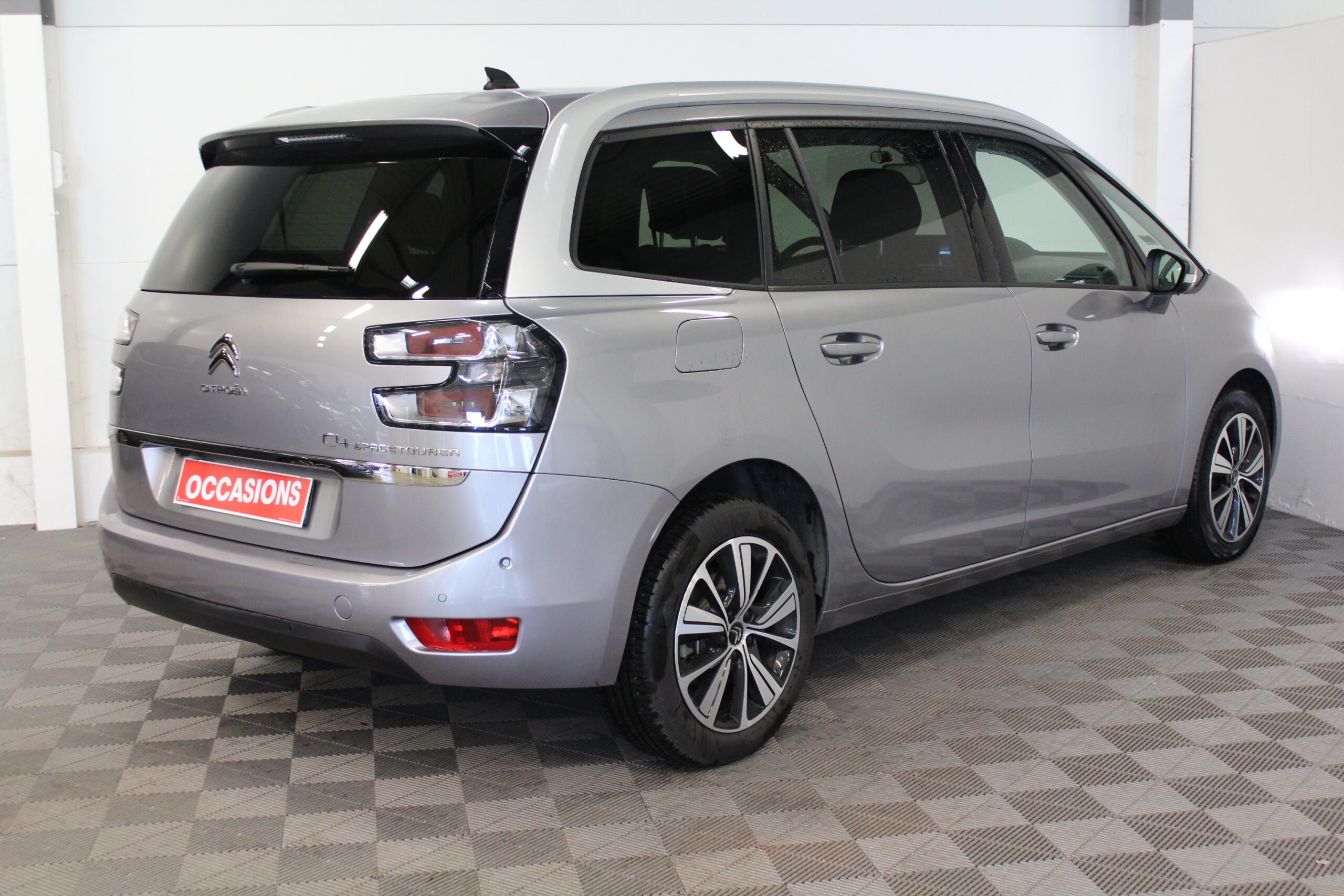 découvrez notre large sélection de pneus conçus spécialement pour le citroën c4 spacetourer. alliez performance, sécurité et confort sur la route avec nos options adaptées à vos besoins.